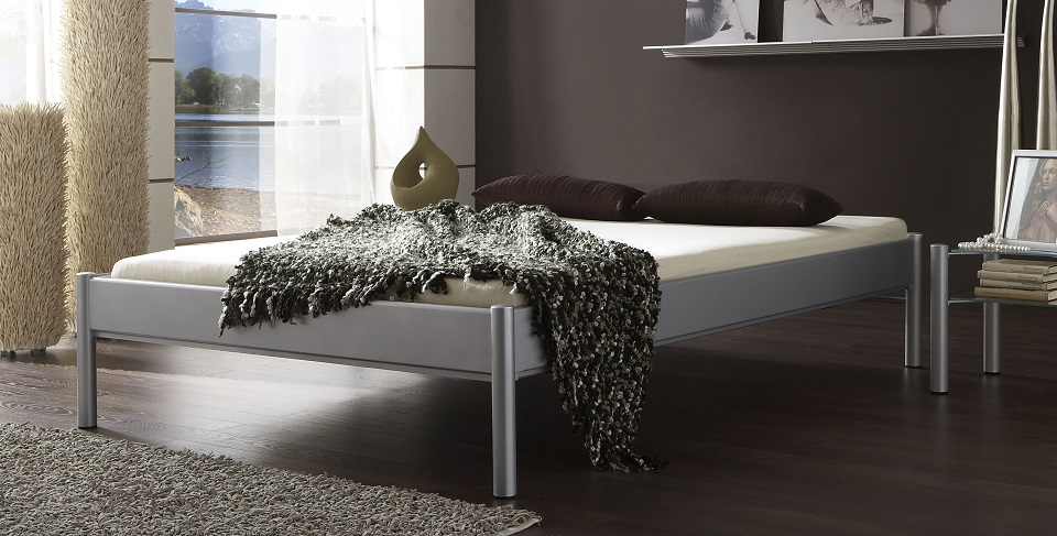 Bett aus Metall