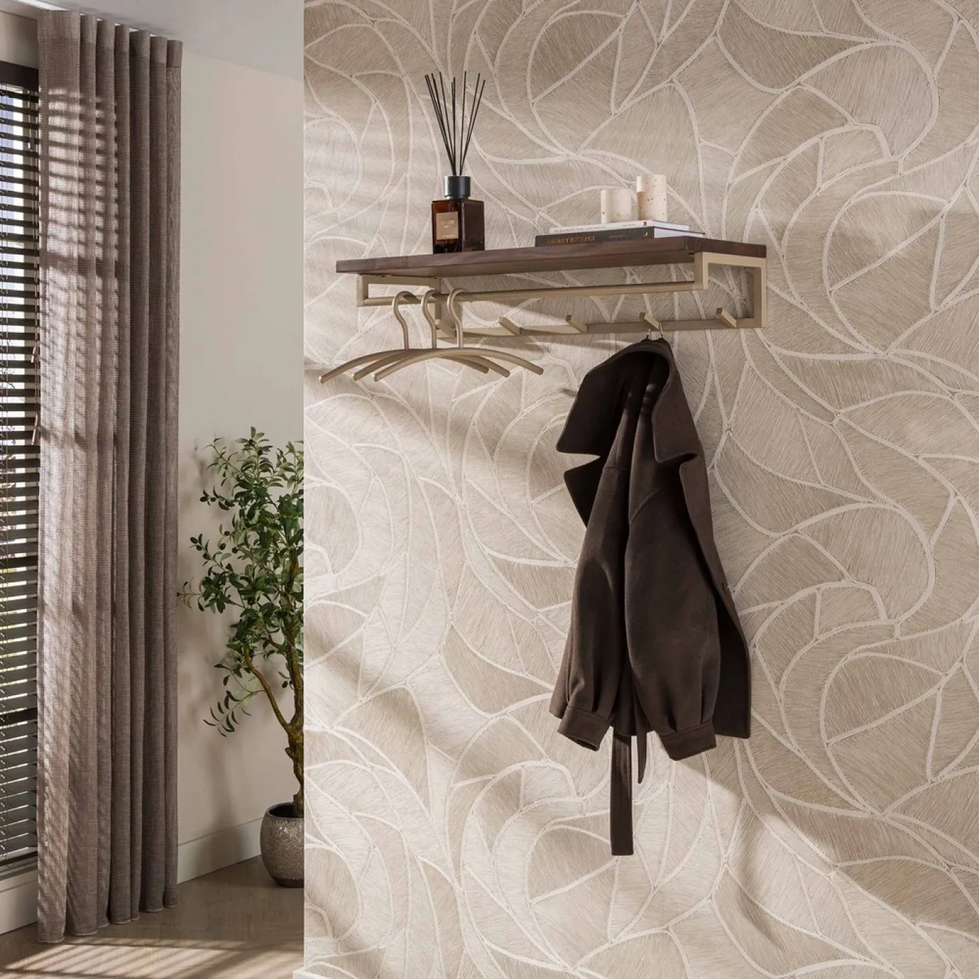 Garderobenpaneel Dion 5 Haken | mit Hutablage | Akazie massiv | beige / braun