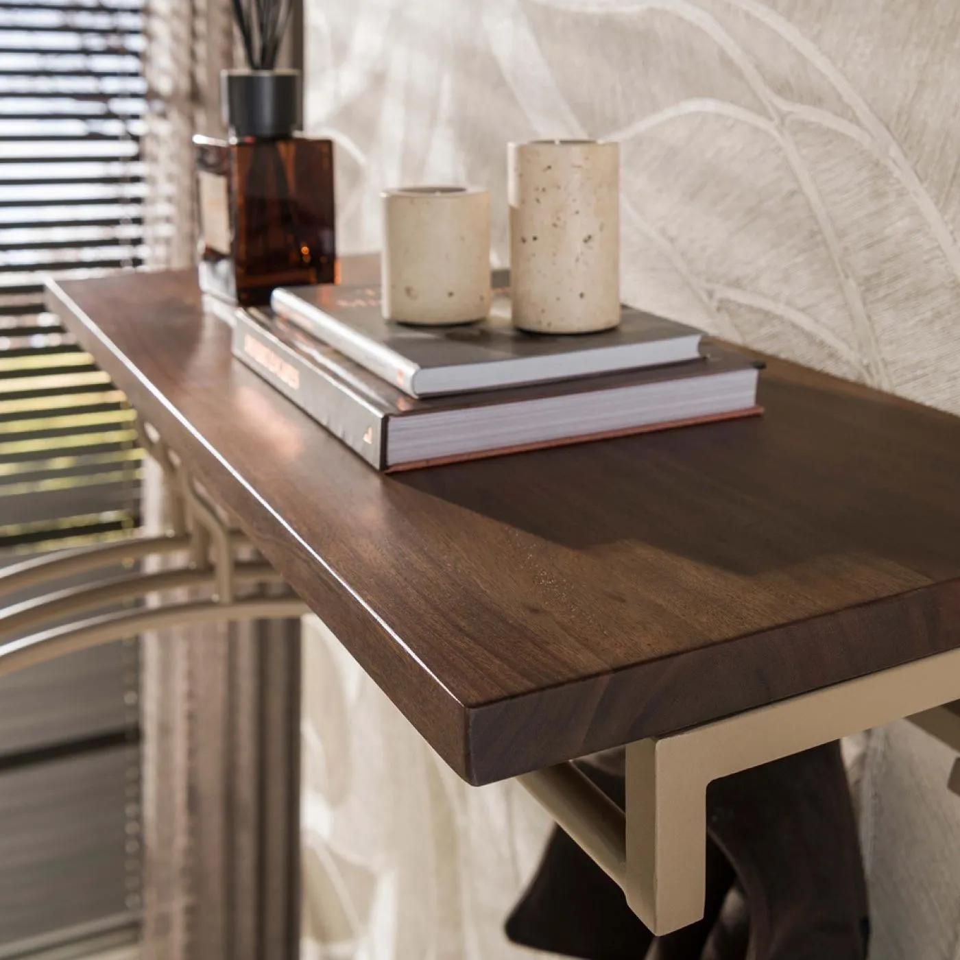 Garderobenpaneel Dion 5 Haken | mit Hutablage | Akazie massiv | beige / braun