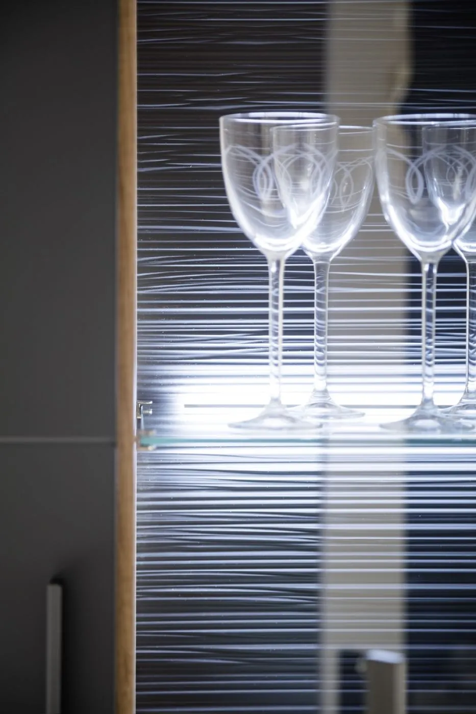Highboard Cortona | Balkeneiche / anthrazit | mit 1er Set LED Rückwandbeleuchtung 45 cm