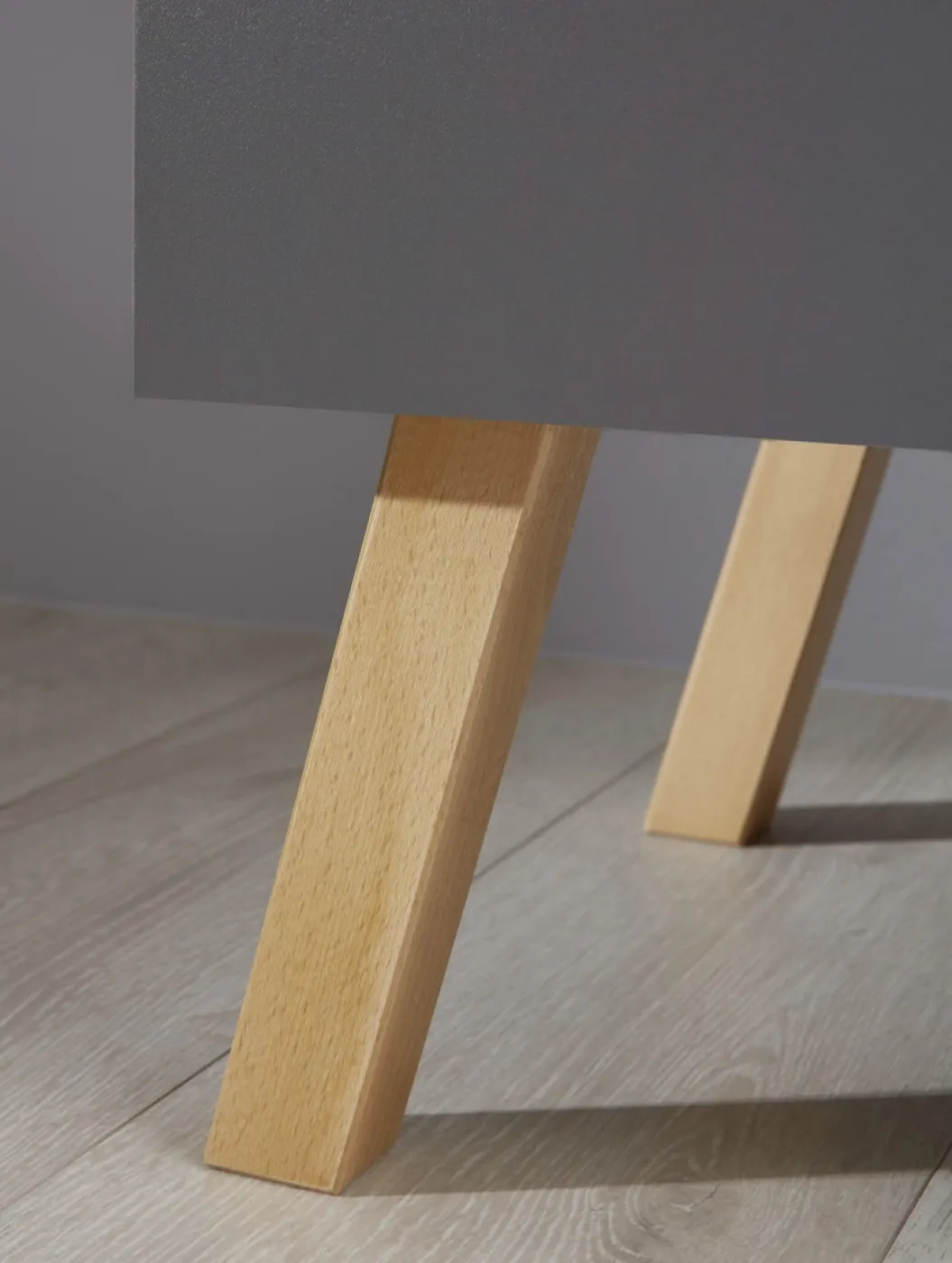 Kleiderschrank Mats | grau matt / Buche massiv 3-türig skandinavisch